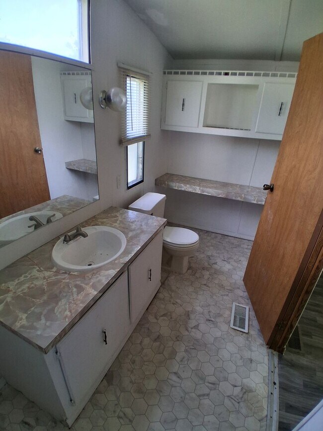 Foto del edificio - East Village Mobile Home Community