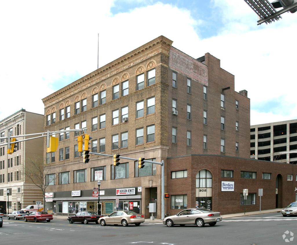 Building Photo - 292-300 Main St