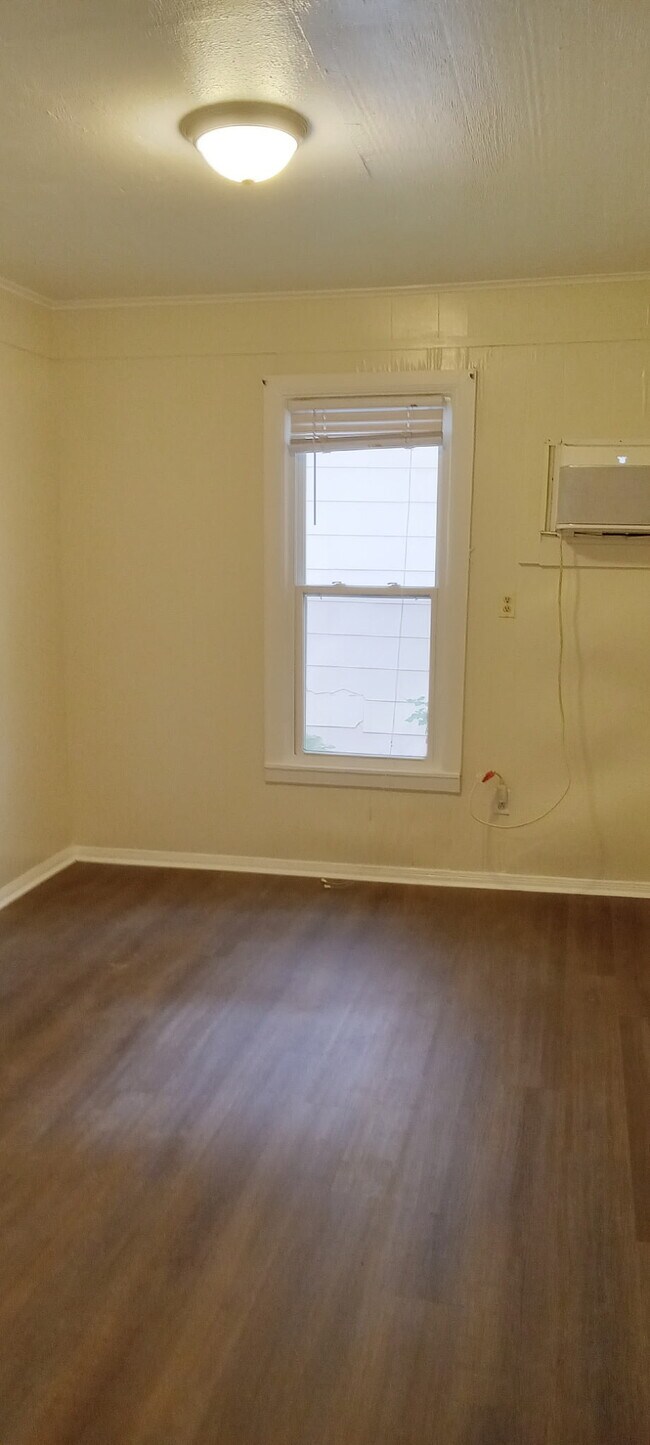 Dormitorio - 305 S Magnolia St