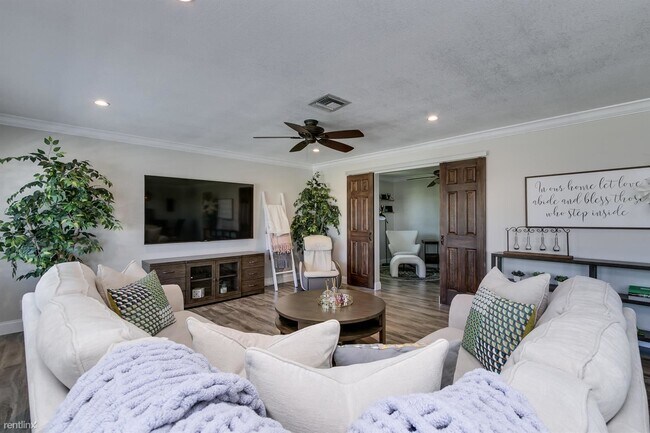 Building Photo - 3 br, 2 bath House - 1343 Walnut Ter