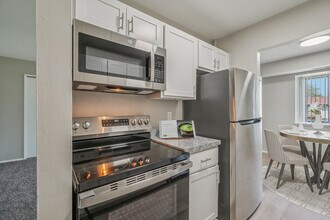 Building Photo - Laketree