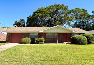 Building Photo - 3 Lakeview Dr