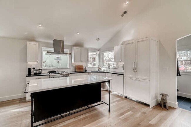 Building Photo - Stunning 3 bed/2 bath home in Highly Desir...