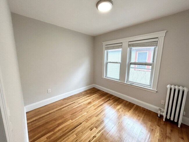 Foto del edificio - Mission Hill Modern 4bed Apartment  with laundry - September 1 move in