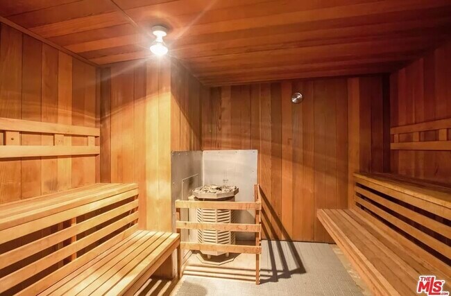 2 saunas - 6736 Hillpark Dr