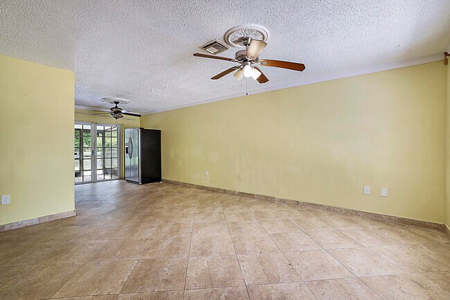Foto del edificio - 2346 Caroma Ln