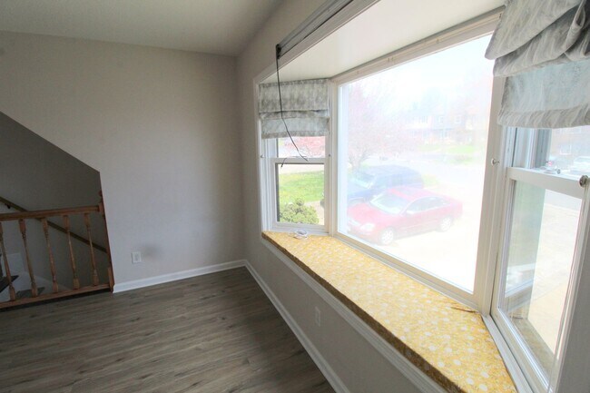 Building Photo - 2 bedroom duplex with fenced in yard for r...