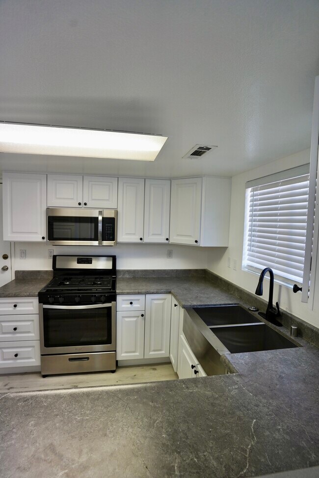 Building Photo - 4504 Apricot Rd
