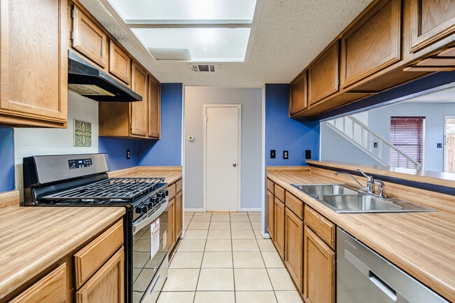 Building Photo - Room in Condo on Beauregard Cir