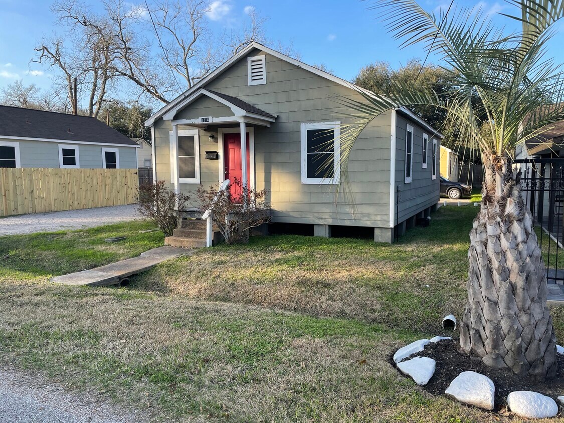 1314 W Blum St, Alvin, TX 77511 House for Rent in Alvin, TX