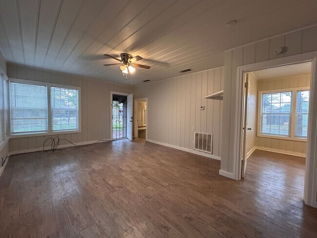 Foto del edificio - 3 bedroom 2 bathroom with a bonus room
