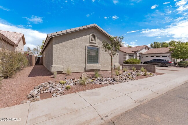 Building Photo - 4104 E La Salle St