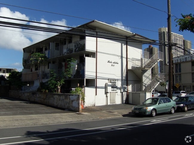 Building Photo - 811 University Ave