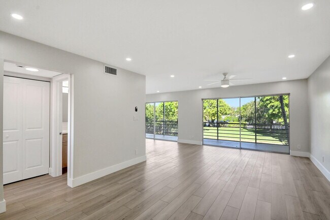 Foto del edificio - 300 Waterway Dr S