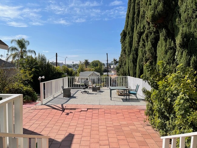 Deck - 542 N Virgil Ave