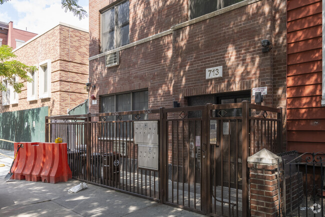 Building Photo - 713 Metropolitan Ave