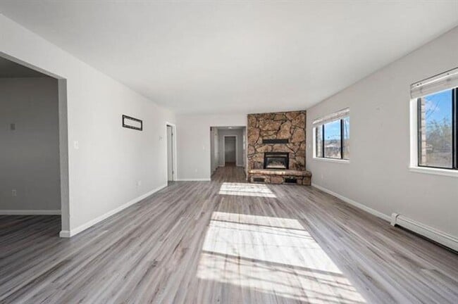 Building Photo - 3 Bed 2.5 Bath Home Available!