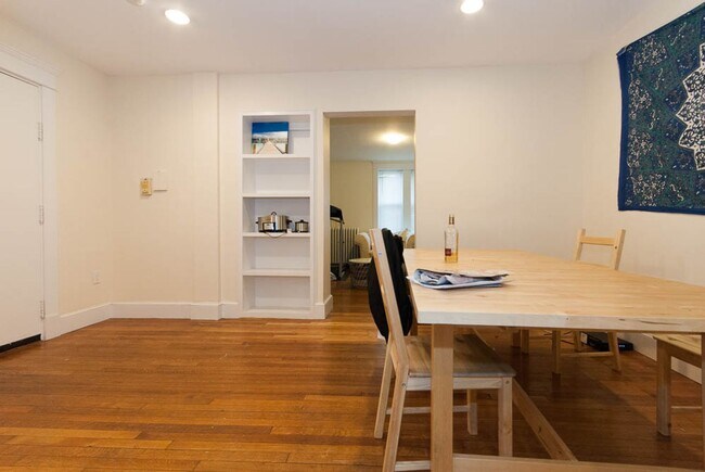 Building Photo - Modern Brookline 3bed / 1bath apartment on Saint Paul St near Boston University
