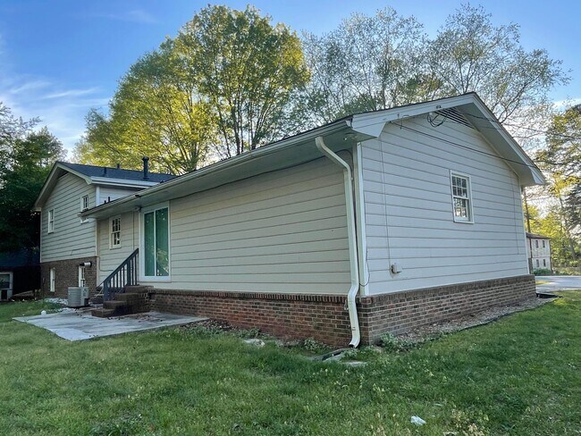 Building Photo - 1924 North Rd