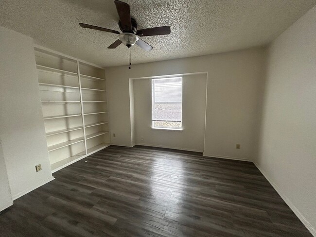 Building Photo - Awesome Townhome in Waco