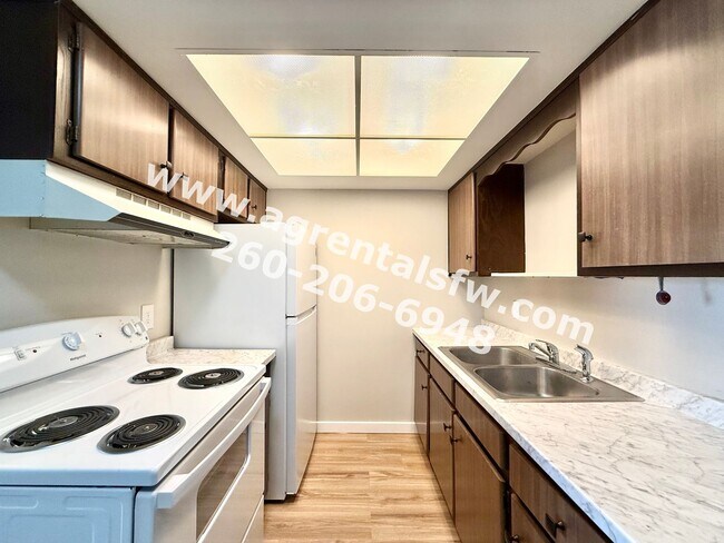 Foto del edificio - 901-931 West Brookwood Court