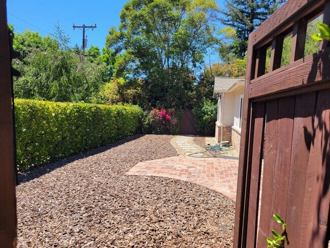 Building Photo - Single level 3 bedroom home in Glorietta N...