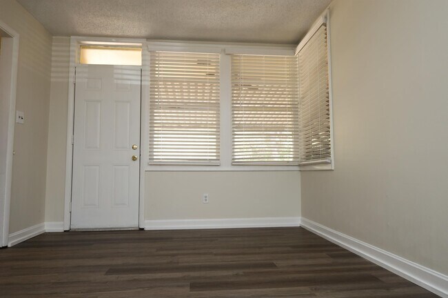 Building Photo - 902 Ridgewood Dr