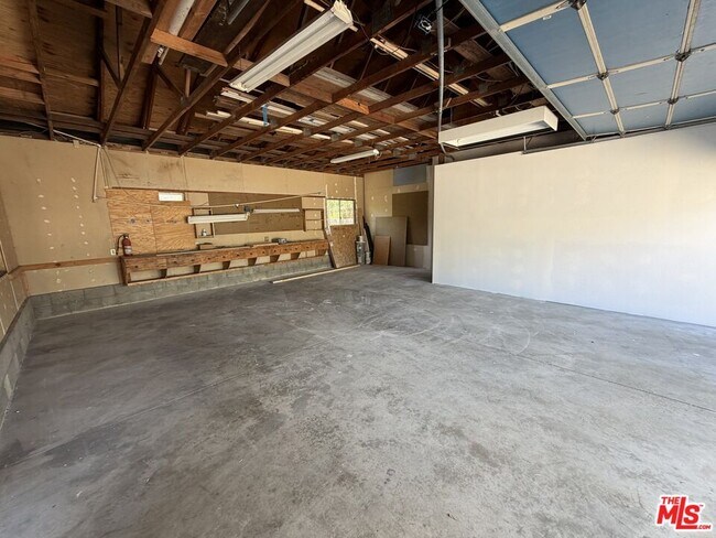 Building Photo - 8729 N Ventura Ave
