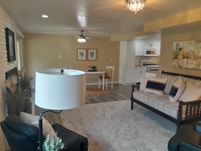Foto del edificio - 513 S Canyon Crest Rd