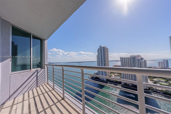 Foto del edificio - 335 S Biscayne Blvd