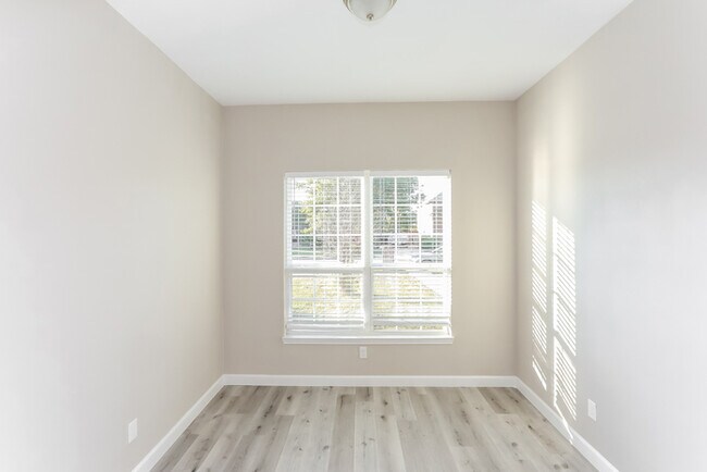 Building Photo - Bright Single-Story Brick Home