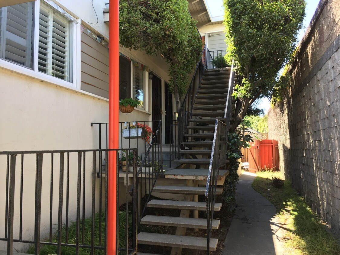 entryway to 1st floor up several steps - 5428 Van Fleet Ave