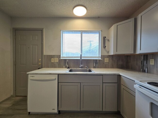 Building Photo - PRICE REDUCTION - AVAILABLE NOW!