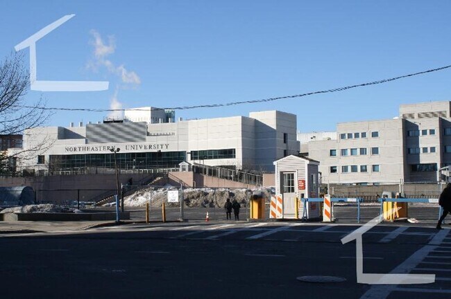 Foto del edificio - No Brokers Fee, New Kitchen appliances, Central Location, Laundry is on a Site