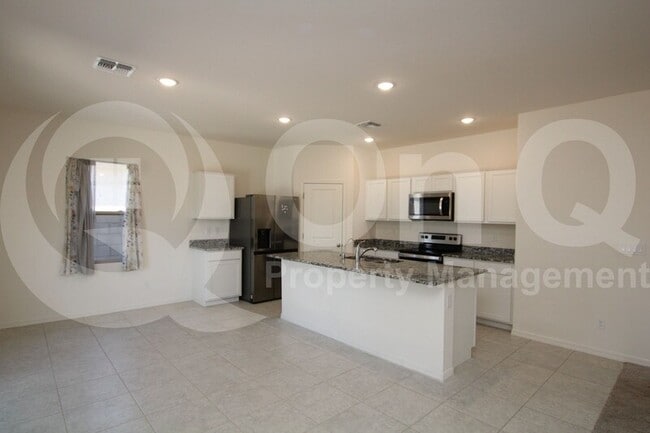 Foto del edificio - 6056 E Helios Dr