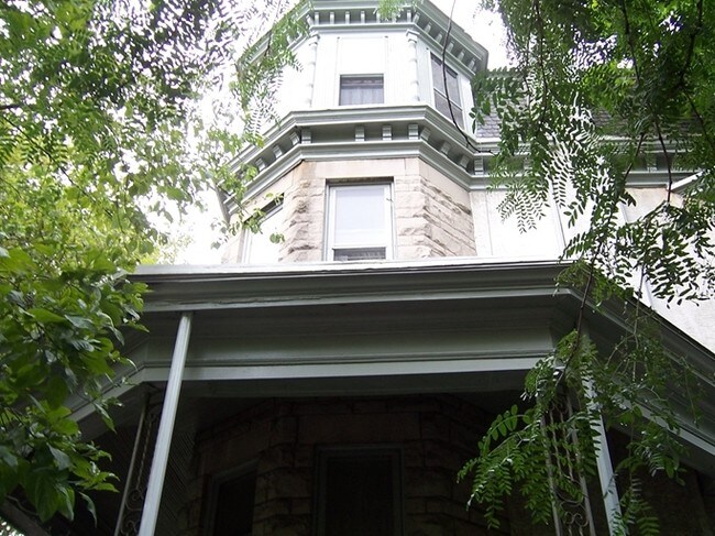 Building Photo - 556 N 5th St