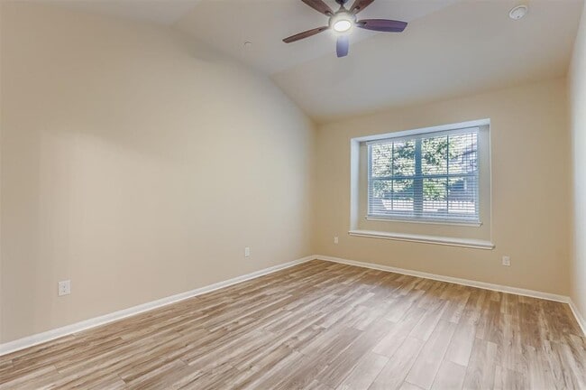 Building Photo - 2880 Donnell Dr