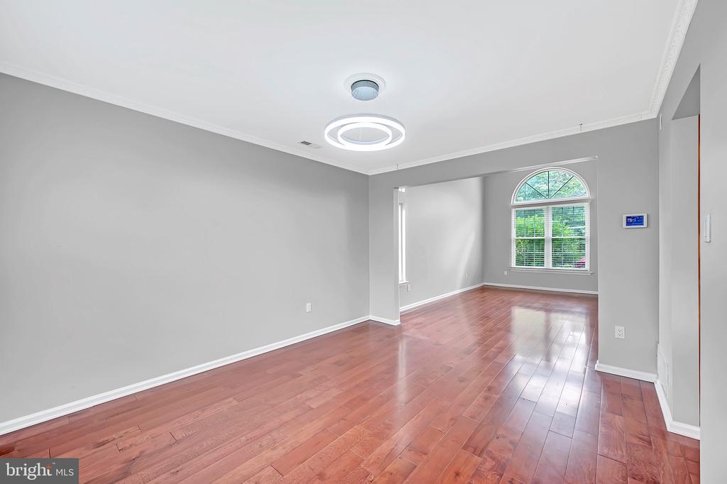 Primary Photo - 30 Barton Way