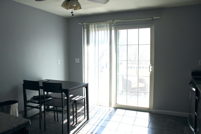 Kitchen dining area - 70B Washington Park Dr