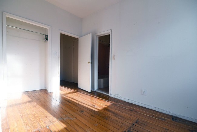 Building Photo - 517 Graham Ave