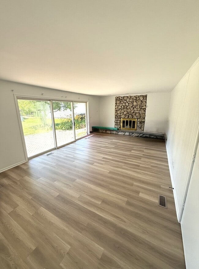 Building Photo - 715 Merlin Dr