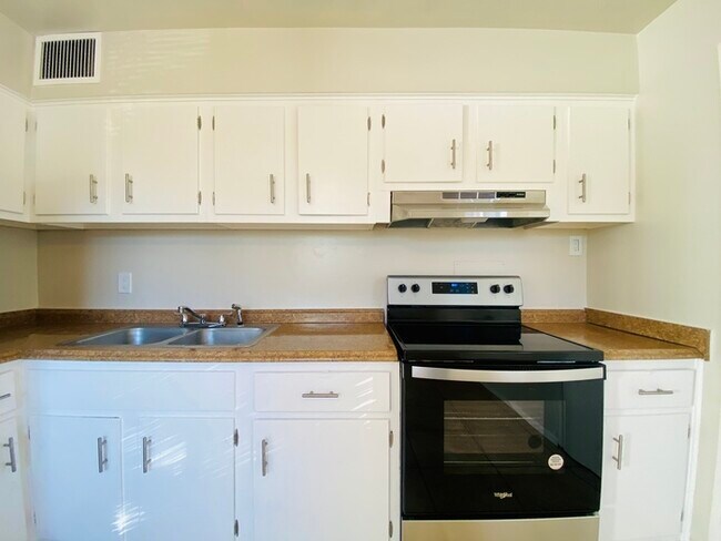 Foto del edificio - Corner Single Level 2 Bedroom Newly Renova...