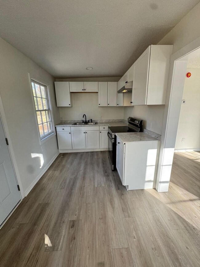 Building Photo - 2005 Mott Dr W