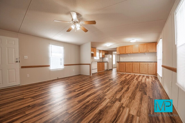 Foto del edificio - 829 Sunflower Ln