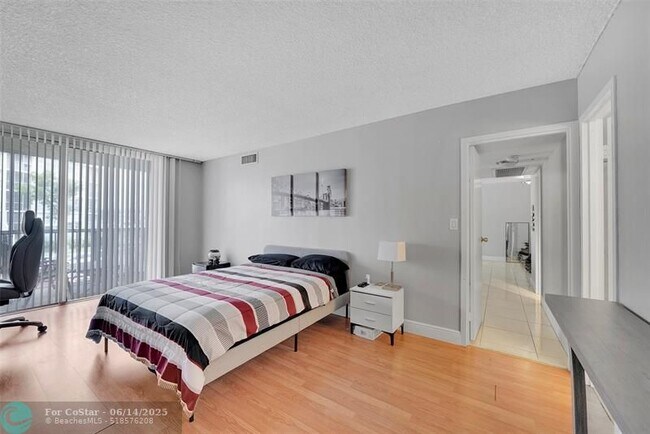 Foto del edificio - 701 Three Islands Boulevard