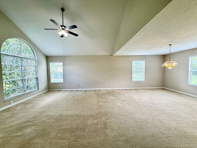 Foto del edificio - LARGE AND SPACIOUS 4/3 HOME IN EAST ORLANDO WEDGEFIED COMMUNITY