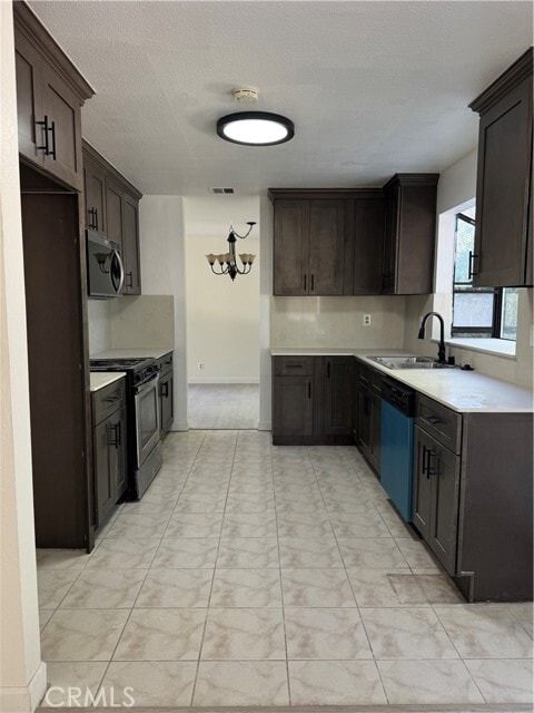 Foto del edificio - 15 Skyline Ln