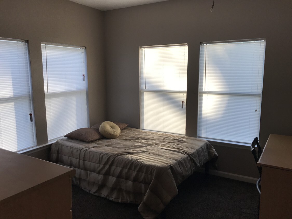 Building Photo - 2110 Main St