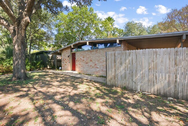 Building Photo - Charming Home Awaits: Spacious & in a Prime Location