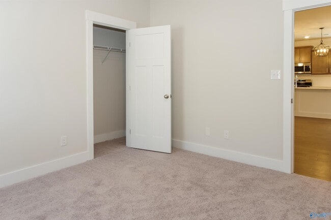 Foto del edificio - 14705 Greenleaf Dr